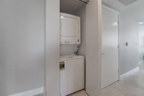 マイアミにあるWonderful 2 BR Condo Icon Brickell With Poolの白いキッチン(洗濯機、乾燥機付)