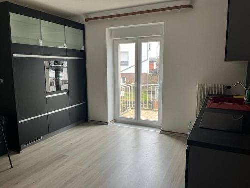 una sala de estar vacía con una puerta corredera de cristal en Vacation home for up to 6 guests 