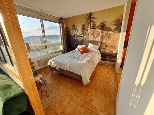 - une chambre avec un lit et une grande fenêtre dans l'établissement Sous les Etoiles - dans le plus haut gratte-ciel avec parking, à Rouen