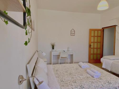 1 dormitorio con 1 cama y mesa con escritorio en Guest House Service - Express Airport Apartment, en Modugno
