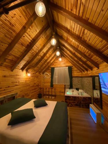 1 Schlafzimmer mit 2 Betten in einem Zimmer mit Holzdecken in der Unterkunft Zennat bungalov 
