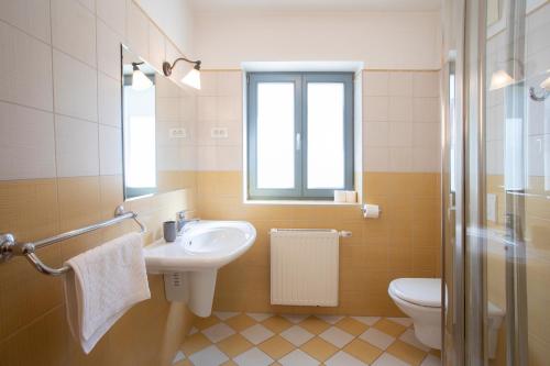 y baño con lavabo y aseo. en Lakeside Apartments Bled, en Bled