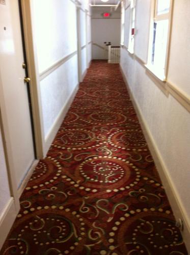 a corridor with a carpeted floor in a hallway at Union Square Plaza Hotel in San Francisco