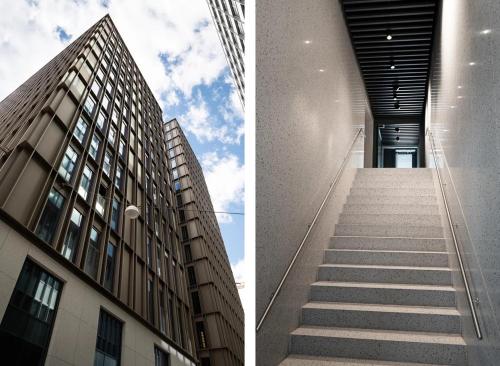una escalera que conduce a un edificio con un edificio en Norra Station Executive Suite - 3km from City Centre, en Estocolmo