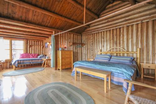 Llit o llits en una habitació de Attean Lake Lodge
