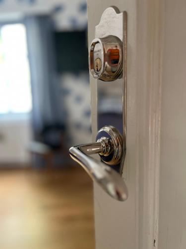 a door knob on a white door at Eklinds Rum och Trädgård in Gothenburg