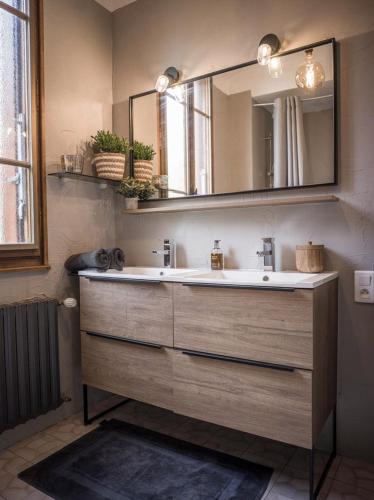 une salle de bain avec un lavabo et un miroir dans l'établissement Venez Chez Vous - Villa Magnolia, à Annecy