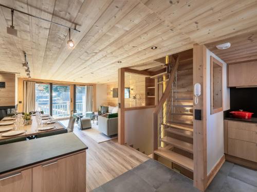 - une cuisine et un salon avec un escalier dans une petite maison dans l'établissement Chalet moderne à Méribel avec 5 chambres, sauna et accès rapide aux pistes - FR-1-566-45, à Les Allues