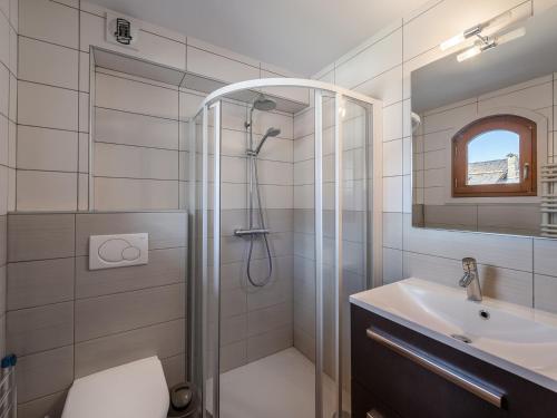 une salle de bain avec douche et lavabo dans l'établissement Chalet cosy au Raffort avec jardin, proche télécabines et bus, parking, animaux admis - FR-1-566-47, à Les Allues