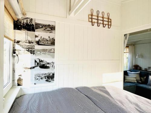 Postel nebo postele na pokoji v ubytování Authentic cosy beach cottage in Callanstoog