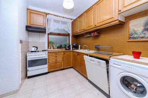 A kitchen or kitchenette at Didi House