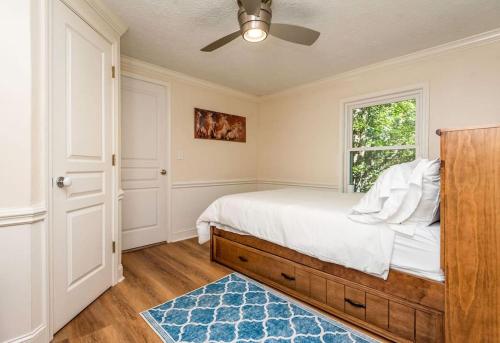 1 dormitorio con cama y ventana en 40 Acres w/Waterfalls, Vineyard, Stream, 5 bedroom, en Moravian Falls