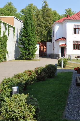 a view of a building and a yard with bushes at Villa Meri Apartments in Pärnu