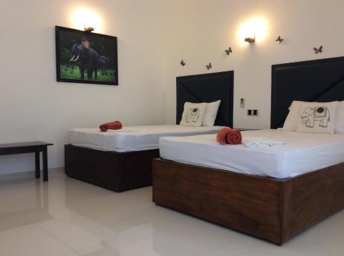 Una cama o camas en una habitación de Lemazone Inn