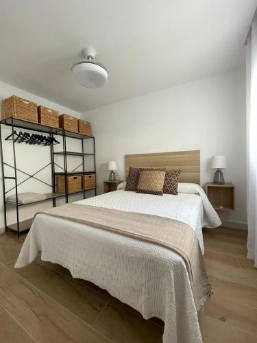 Tempat tidur dalam kamar di Apartamentos La Hormiga Deluxe