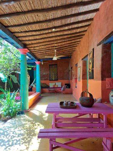 Pampatar的住宿－La Casa del Mango，一个带紫色野餐桌的庭院