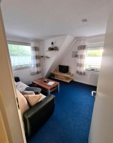 a living room with a couch and a table at Monteurs-Ferienwohnung in Emden