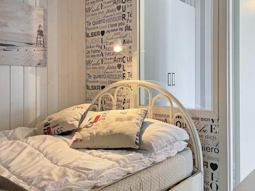 uma cama com almofadas num quarto em Holiday home STENUNGSUND II em Stenungsund