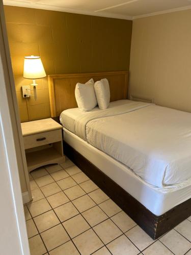 Ένα ή περισσότερα κρεβάτια σε δωμάτιο στο The Admiral Hotel/Motel