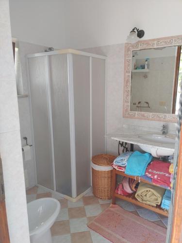 un bagno con lavandino, WC e specchio di La Pergola a Ischia