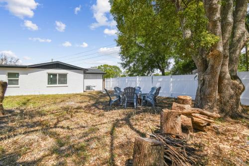 a yard with a table and chairs under a tree at Home Near Weeki Wachee, King Bed, Huge Backyard in Spring Hill