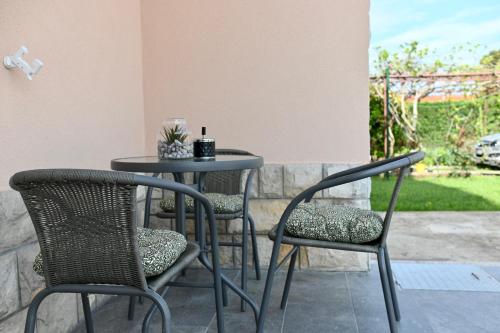 una mesa y sillas en un patio en Golden Neretva apartments en Metković
