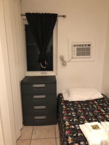 Ένα ή περισσότερα κρεβάτια σε δωμάτιο στο Crown Inn & Suites