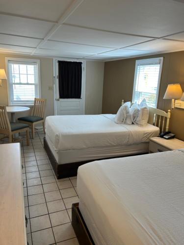 Ένα ή περισσότερα κρεβάτια σε δωμάτιο στο The Admiral Hotel/Motel