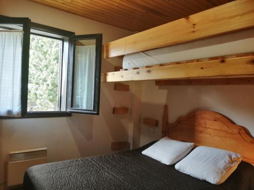 1 dormitorio con 1 cama y 2 literas en Apartamento Besiberri 7 planta baja con terraza, en Pla de l'Ermita