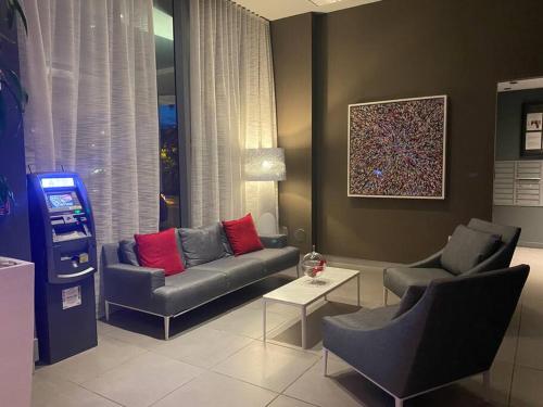 Télévision ou salle de divertissement dans l'établissement Just Minutes from the Beach, 2 Full Bed Studio