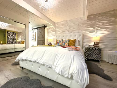een witte slaapkamer met een groot wit bed. bij Stylish Retro Luxury Close to SF and Wine Country Regions in San Rafael