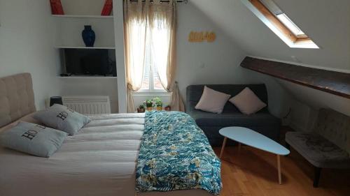 une petite chambre avec un lit et un canapé dans l'établissement Résidence MONTREUIL, à Montreuil