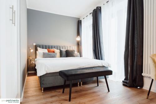 1 dormitorio con cama y ventana grande en City-Studio im Innenhof mit Boxspring-Bett und Community-Raum en Münster