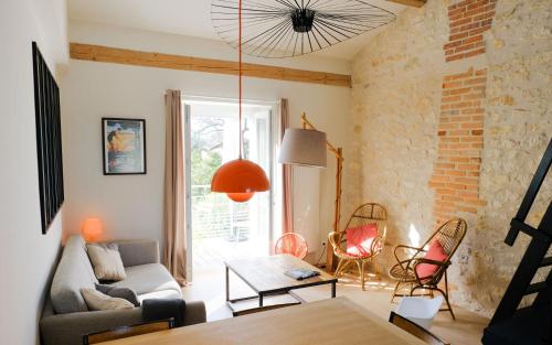 un salon avec un canapé et une table dans l'établissement Apt. moderne 6 pers, parking, 150m de la plage, à Saint-Georges-de-Didonne