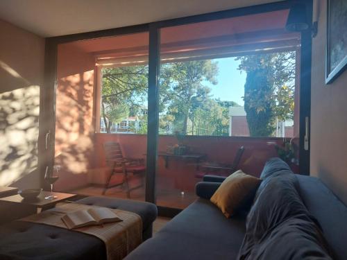 salon z kanapą i dużym oknem w obiekcie Anago Apartments w mieście Zadar