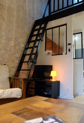 un salon avec un escalier et une table dans l'établissement Apt. moderne 6 pers, parking, 150m de la plage, à Saint-Georges-de-Didonne