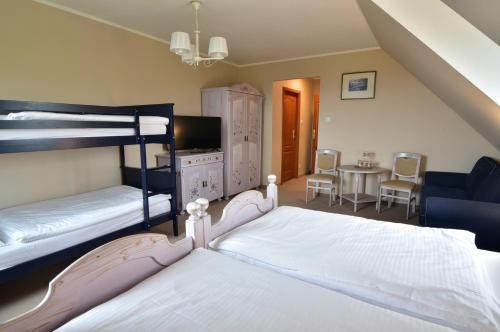 a bedroom with two bunk beds and a table at Gościniec Nowa Wioska in Wałbrzych