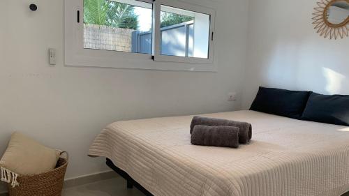 een slaapkamer met een bed met een kussen erop bij Rodhes Playa B-1 in Roses