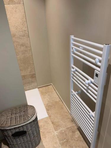 une pièce avec une porte avec une poubelle dans une pièce dans l'établissement Le Silence Du Ventoux, à Malaucène