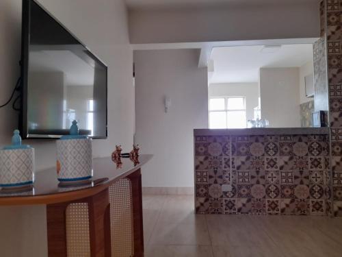 a room with a table and a mirror at Apartamento Aconchegante SETOR OESTE in Goiânia