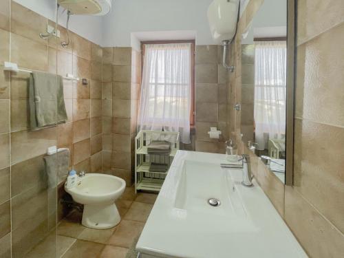 een badkamer met een bad, een toilet en een wastafel bij Villa in campagna tra natura e verde in Montalto di Castro