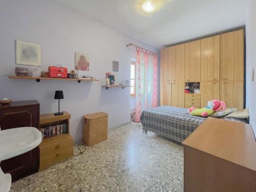 ein Schlafzimmer mit einem Bett mit einem ausgestopften Tier darauf in der Unterkunft Villa in campagna tra natura e verde in Montalto di Castro