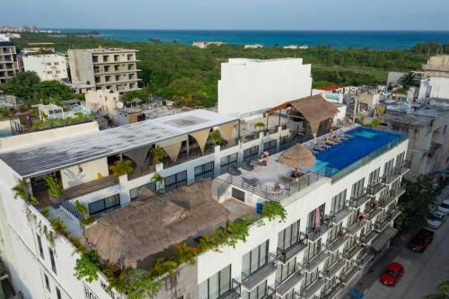 an aerial view of a building with a swimming pool at Hotel 52 Playa del Carmen in Playa del Carmen