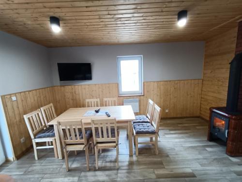 Μια τηλεόραση ή/και κέντρο ψυχαγωγίας στο Zielona Ostoja - domy całoroczne z własną linią brzegową