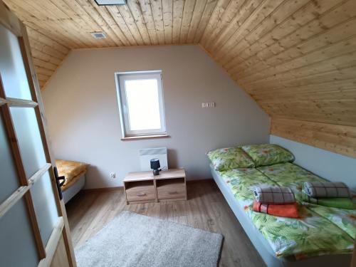 Ένα ή περισσότερα κρεβάτια σε δωμάτιο στο Zielona Ostoja - domy całoroczne z własną linią brzegową