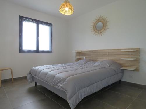 une chambre avec un grand lit avec un miroir au mur dans l'établissement Les Jardins d’Oc ٭ Revel ٭ WIFI ٭Jardin ٭T3 Neuf, à Revel