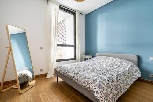 Katil atau katil-katil dalam bilik di Luxury apartment Anfaplace, close to the beach