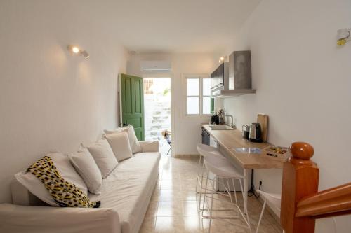 sala de estar con sofá blanco y mesa en MYKONOS HOUSE Eternity maisonette , Mykonos Town en Mykonos