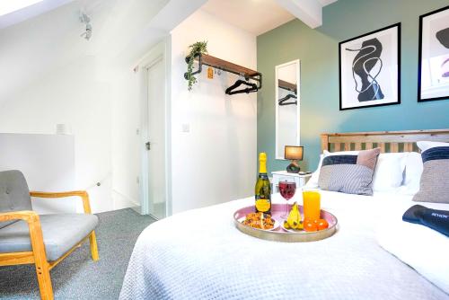 een slaapkamer met een bed met een dienblad met eten erop bij Central Buckingham Apartment #1 with Free Parking, Pool Table, Fast Wifi and Smart TV with Netflix by Yoko Property in Buckingham