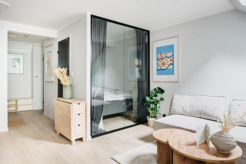 een woonkamer met een bank en een tafel bij Stay Fløyen in Bergen